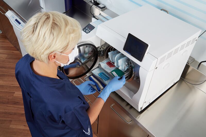 Kleinsterilisator mit verpackten und unverpackten Dentalinstrumenten