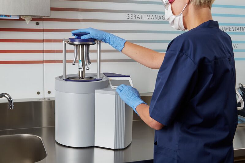 Sirona DAC Universal bestückt mit Hand- und Winkelstücken